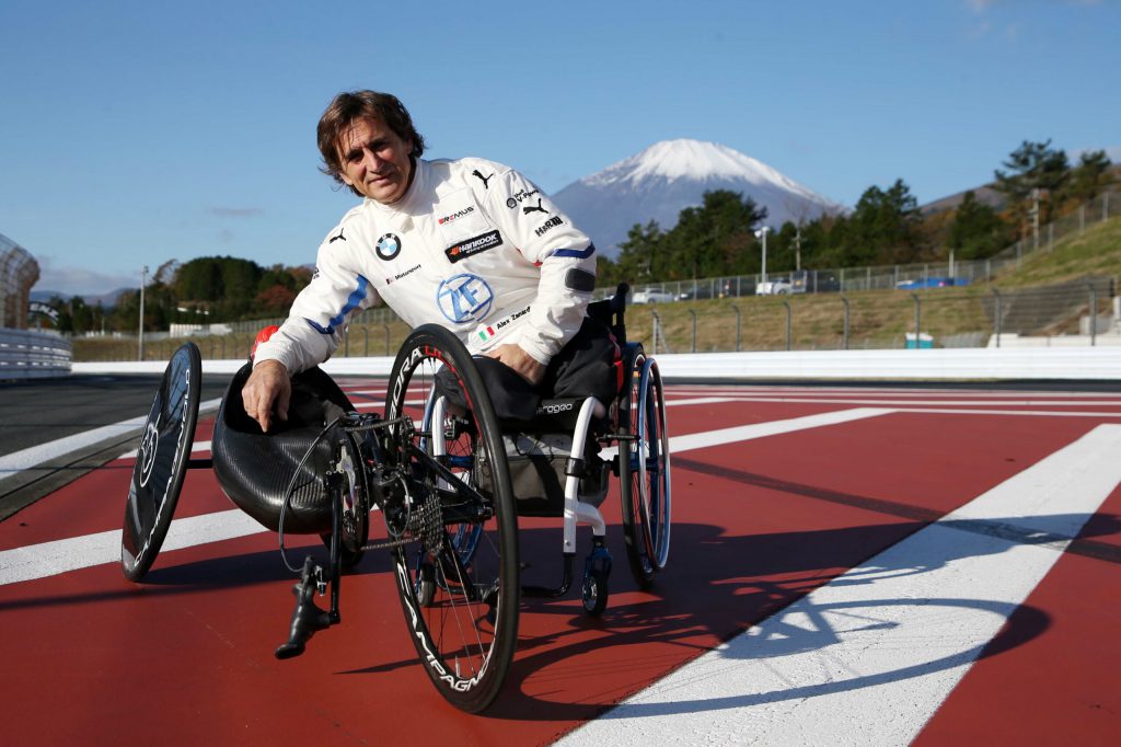 Alex Zanardi es trasladado al hospital en Italia tras un accidente de moto.