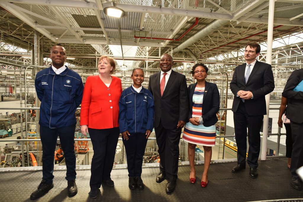 La canciller alemana Angela Merkel visita la planta de BMW en Rosslyn, Sudáfrica