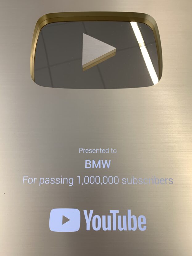 Bmw Recibe El Premio Boton De Oro De Youtube Al Alcanzar El Millon De Suscriptores Blog De Bmw