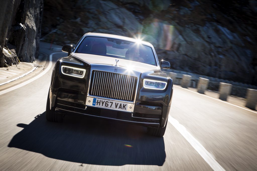 El paseo del Rolls Royce Phantom muestra su increíble lujo