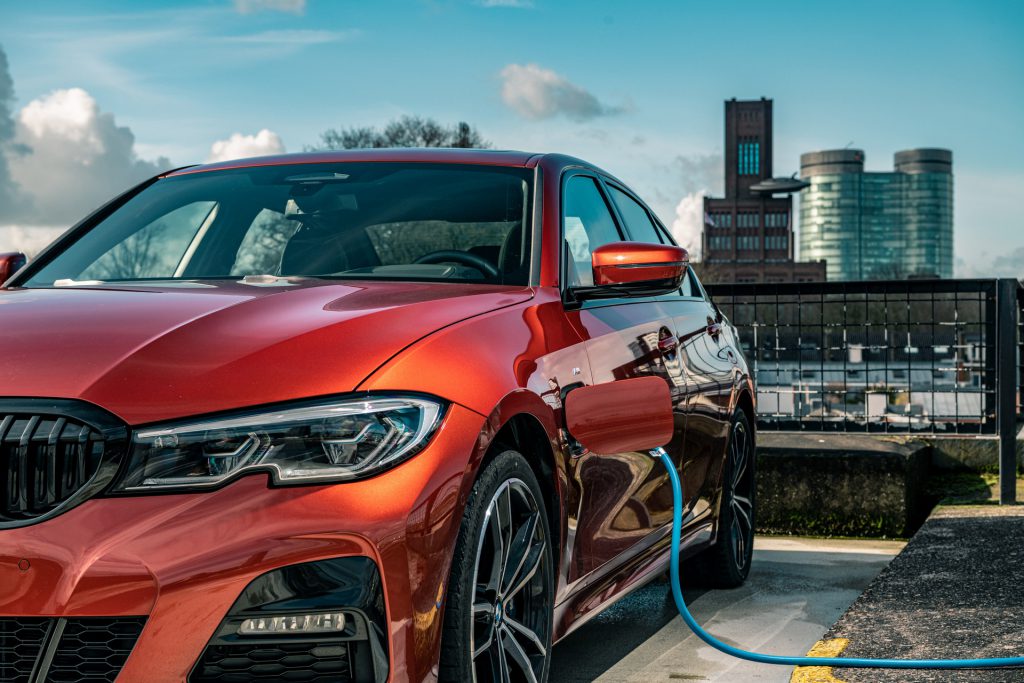 Híbrido autocargable vs. Híbrido enchufable – ¿Cuál es la diferencia?