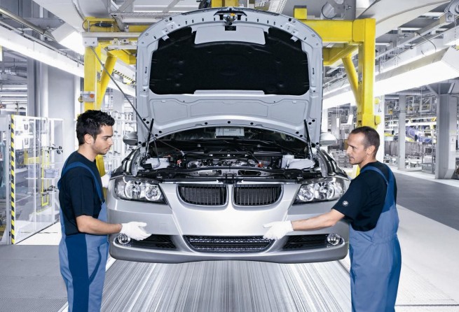 trabajadores en la planta de bmw2 655x446