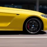 BMW M235 Gran Coupe 2025 destaca en amarillo velocidad
