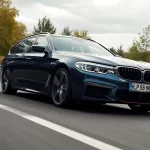 BMW M5 Touring como coche de seguridad en carreras retro en Rumanía