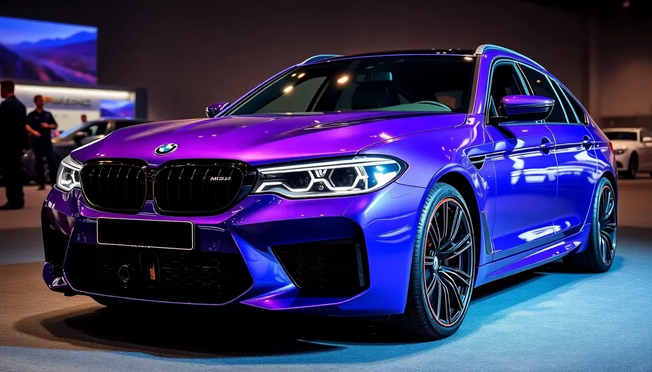 BMW M5 Touring Daytona Violet sorprende en IAA Múnich con kit de carbono y ruedas doradas
